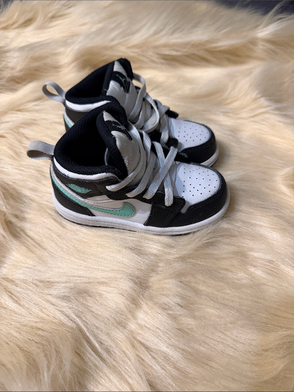 Nike Kids High-Top Sneakers in White, Black and Mint